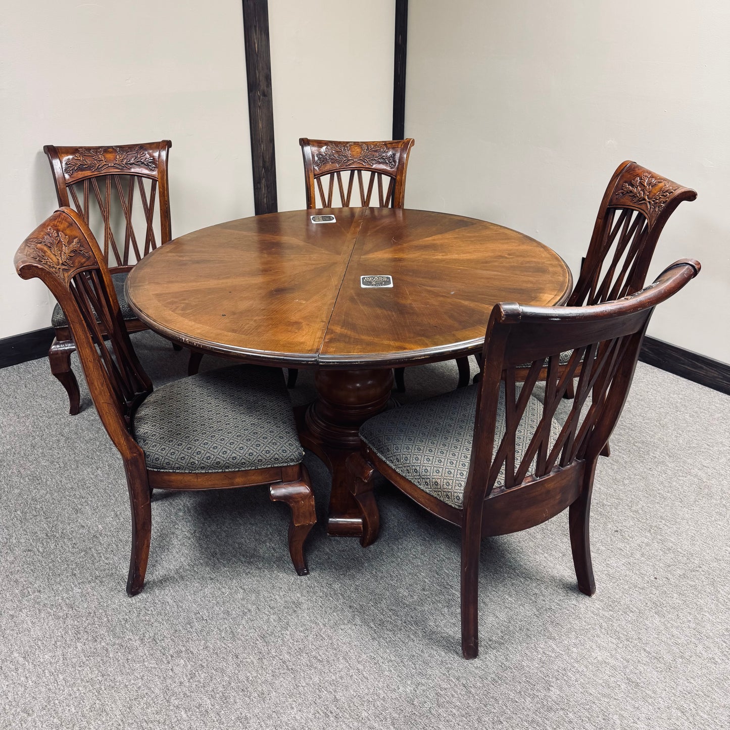 MERLARA'S FANCY ROUND TABLE - Up to 6 Patrons